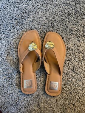 Dolce Vita Thong Sandals (Size 8)